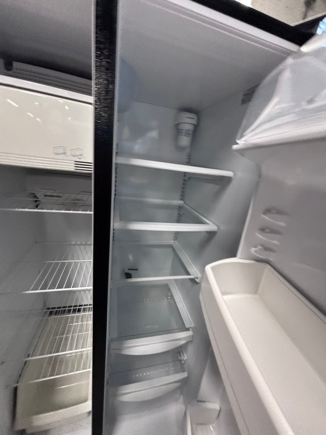 >>36” GE side by side Refrigerator and freezer silver (ice maker & water doesn’t work) doesn’t affect on the others functions.#ARW773B
