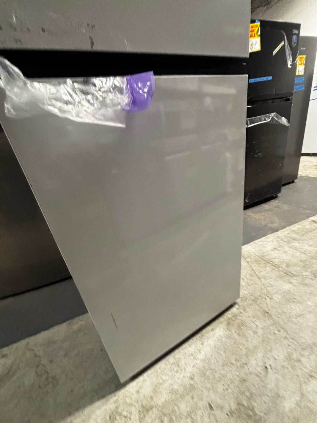 >new scratch and dent -Open box 📦.  This 28 inch freestanding top freezer refrigerator has a generous 18 cu. ft. of space, perfect for storing groceries. The Multi-Air Flow system maintains ideal humidity and temperature levels, keeping your food #RFG18B
