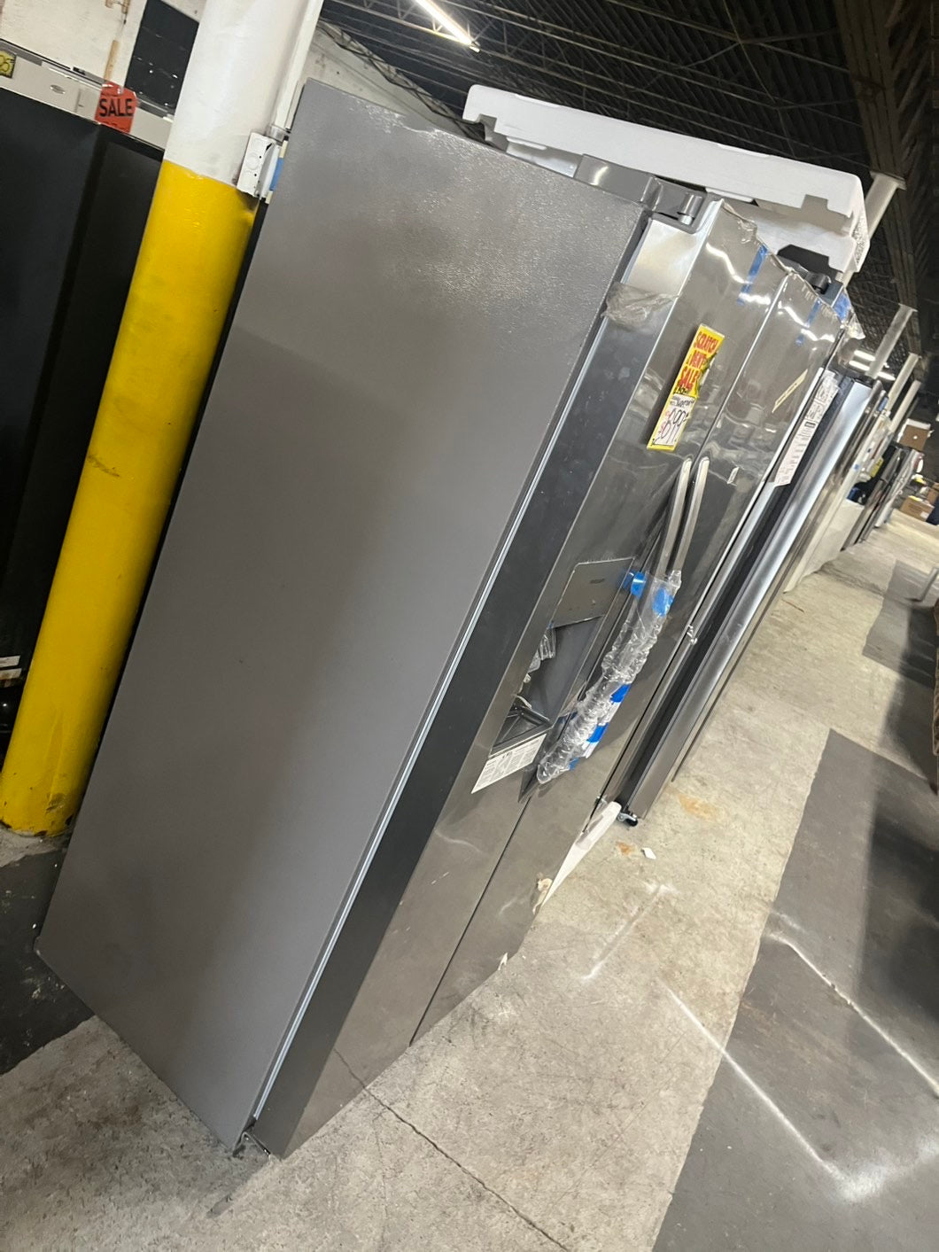 🎉Special 🎉Open Box 📦 | scratch & dent Frigidaire
36.1 in. 22.3 cu. ft. Counter Depth Side-by-Side Refrigerator in Stainless Steel with iced maker & water dispenser #FGAM23CBB