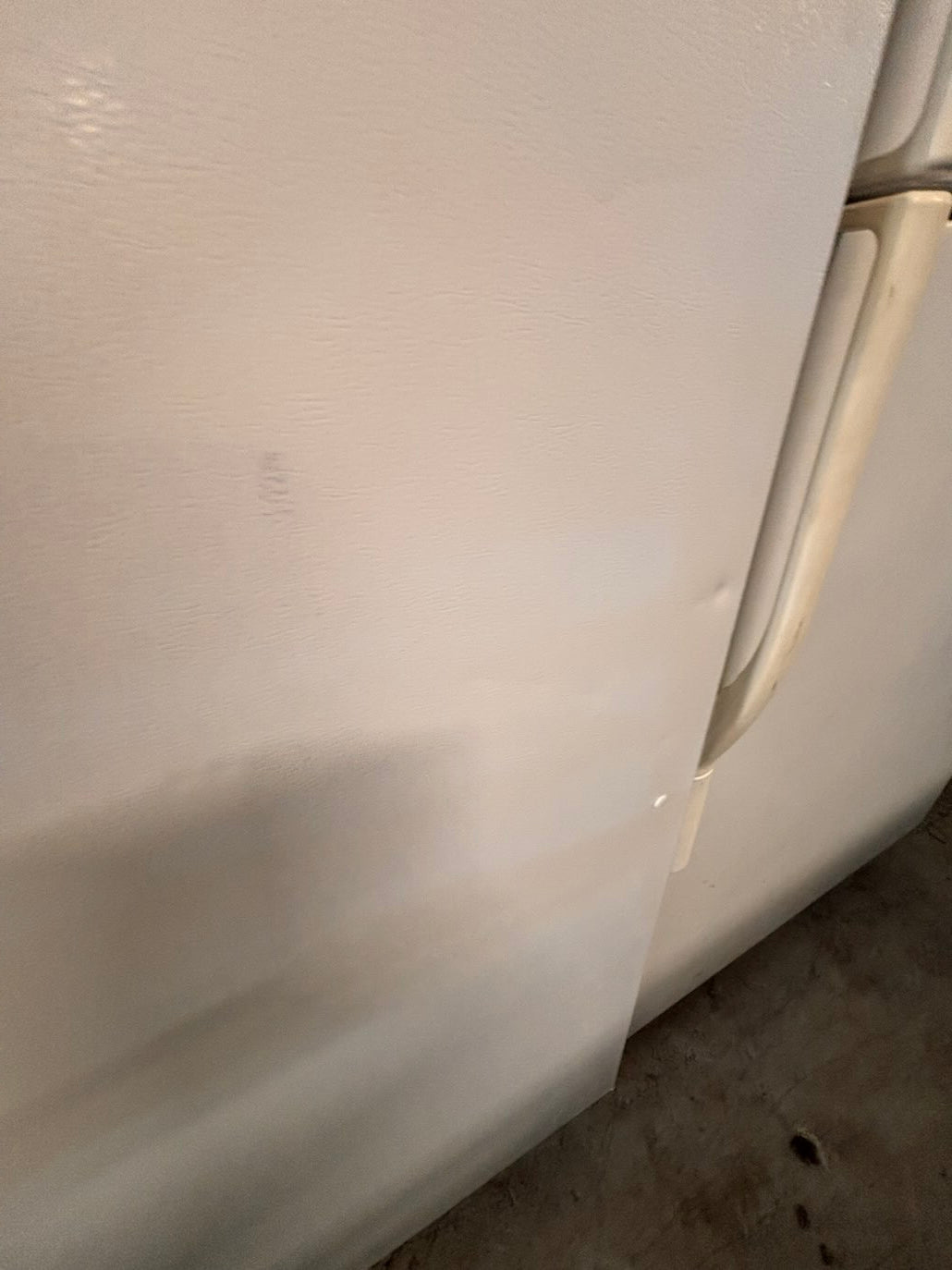 }}28”w x 68 1/2h. Whirlpool  top freezer fridge white color   With ice 🧊 maker inside ,working 💯  used-refurbished #FT6TSRB