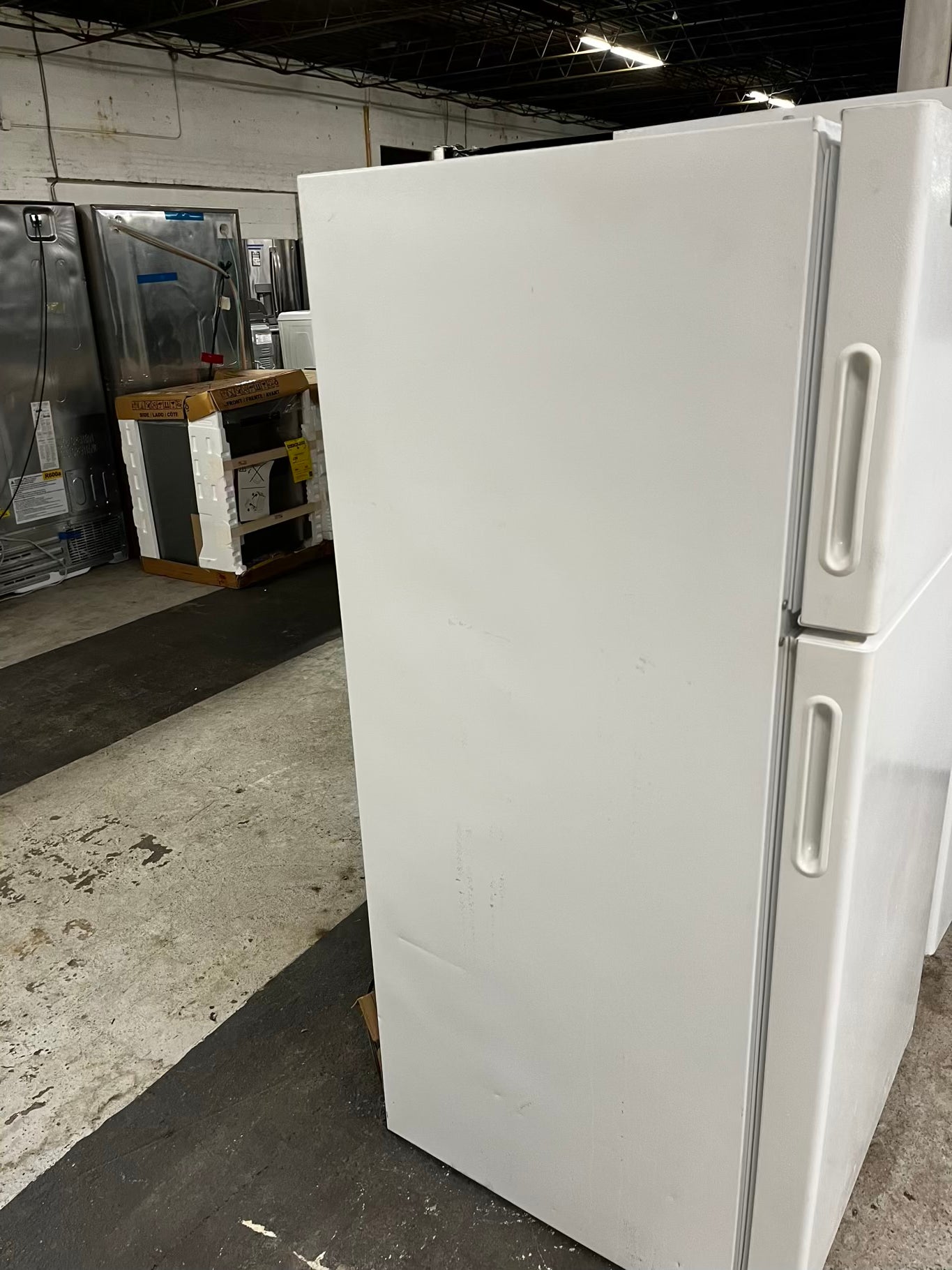 * Hotpoint top freezer refrigerator in white no ice maker 28" #RF903SB