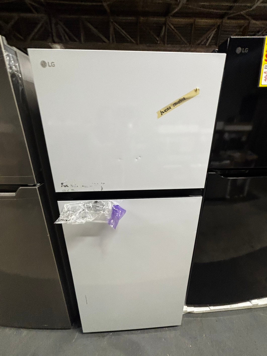 >new scratch and dent -Open box 📦.  This 28 inch freestanding top freezer refrigerator has a generous 18 cu. ft. of space, perfect for storing groceries. The Multi-Air Flow system maintains ideal humidity and temperature levels, keeping your food #RFG18B