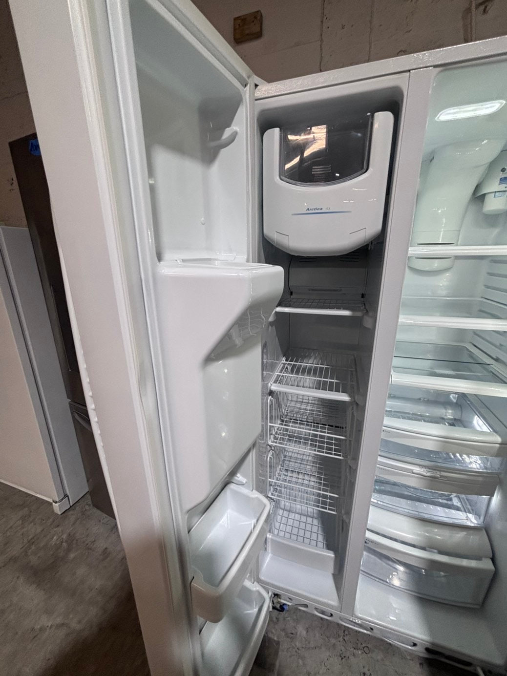 >>36” GE side by side Refrigerator and freezer white  w/ice water dispenser 36” #ARW663B