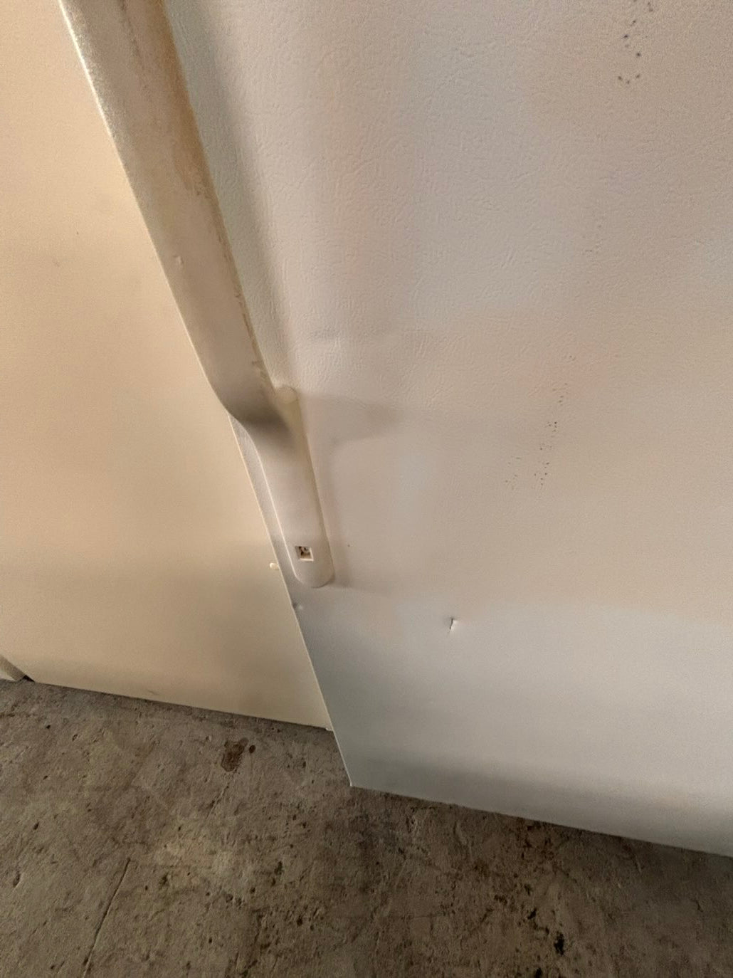 }}28”w x 68 1/2h. Whirlpool  top freezer fridge white color   With ice 🧊 maker inside ,working 💯  used-refurbished #FT6TSRB
