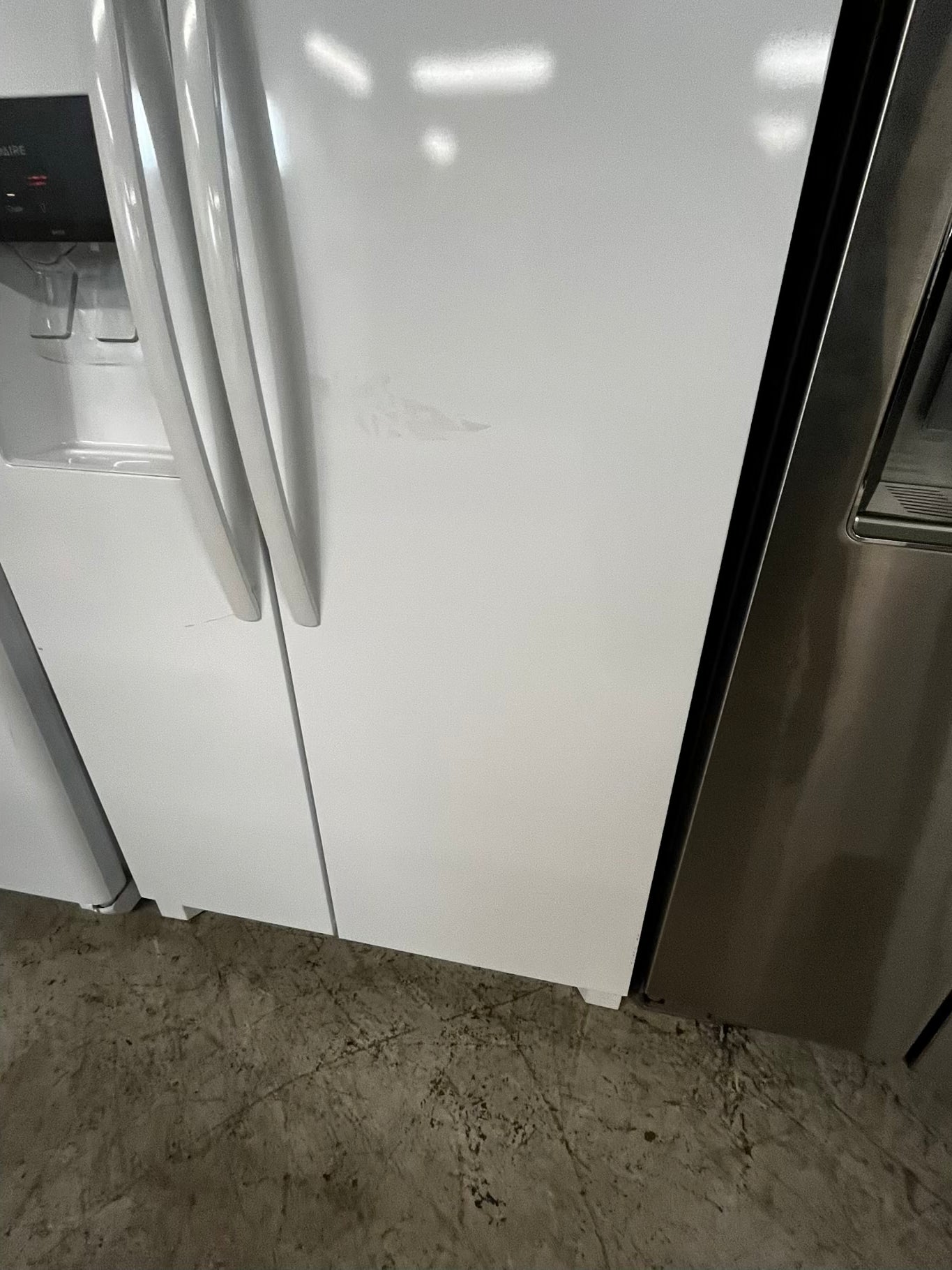 *🎉 Black Friday ⚡️ Frigidaire side by side Refrigerator w/ ice water dispenser  in white gently used - like new 36” #RF93741B