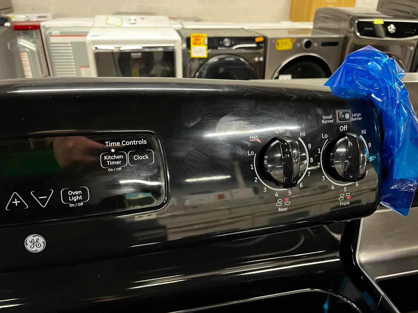 • GE glass top electric range 220v 4 burner Refurbished in black bake Broil hi/lo self clean  30" #ER3232AB