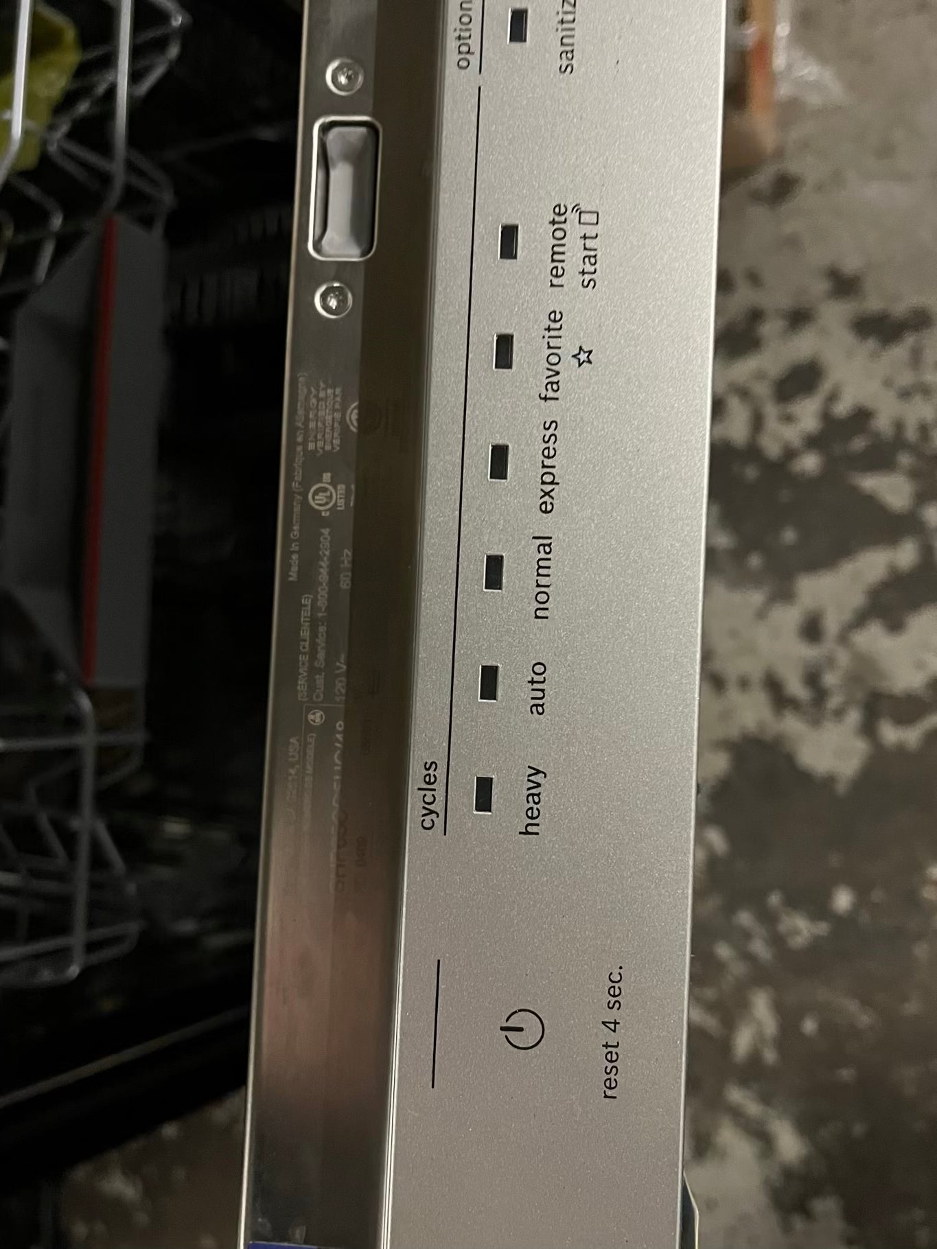 Open Bosch 500 Series 24" Smart Built-In Dishwasher with 3rd Rack in Stainless Steel 24” Model: SHP95CM5N - stock number : #DW33TB