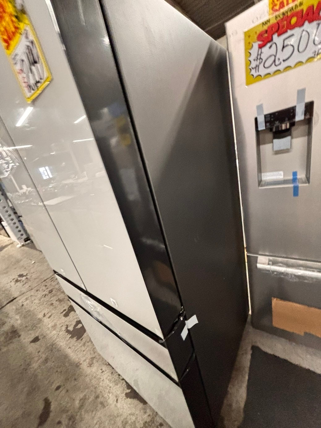 >Bespoke 4-Door French Door Smart Refrigerator, White (29 cu. ft.) Custom Bespoke 4-Door French Door Smart Refrigerator in White Glass features a Dual Ice Maker and Beverage Center with water
#RF29G2YB