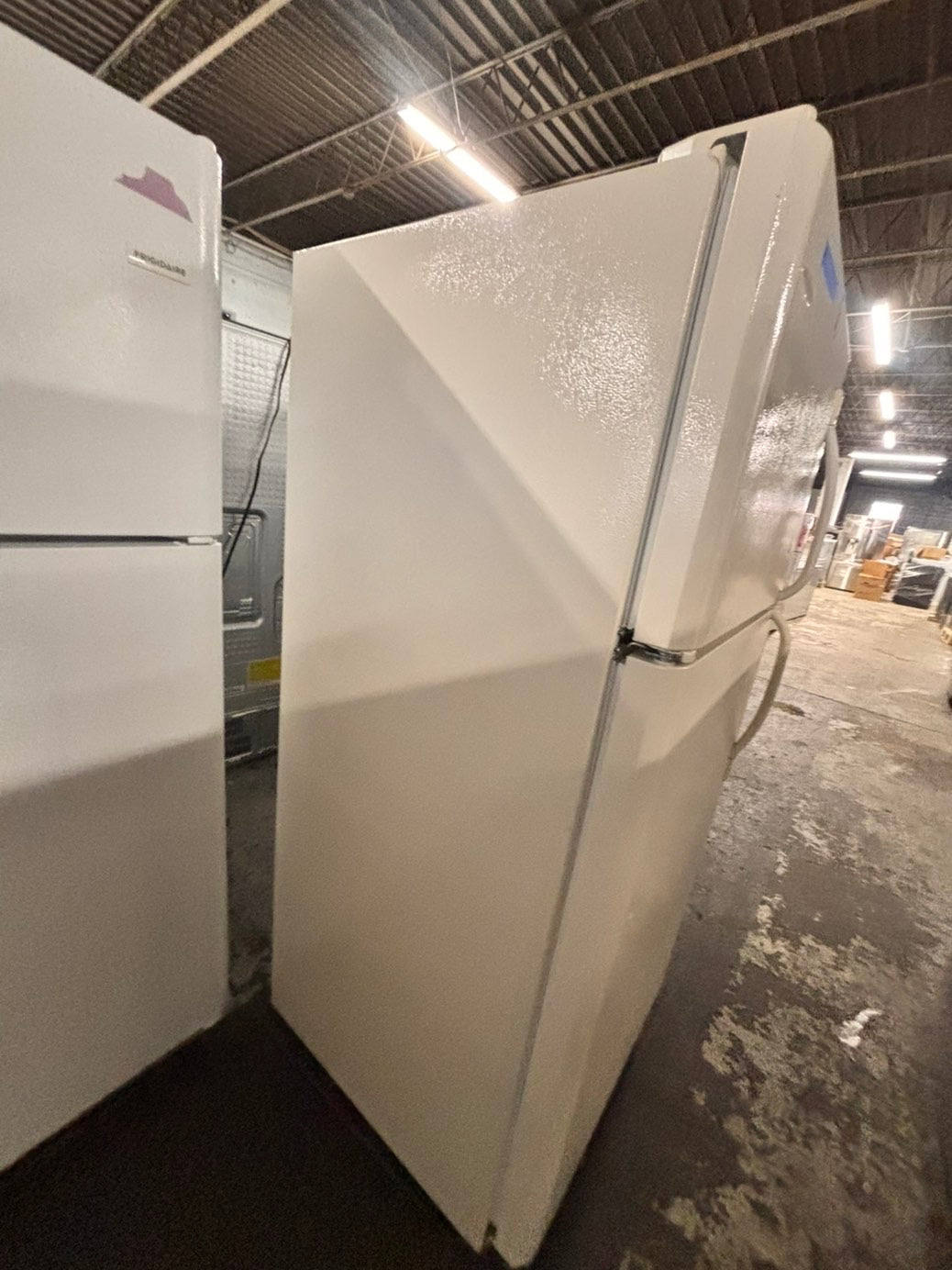 >sale🔥frigidaire 30”18cu.ft -top freezer refrigerator off white color   -used refurbished 30” #TY4NRB
