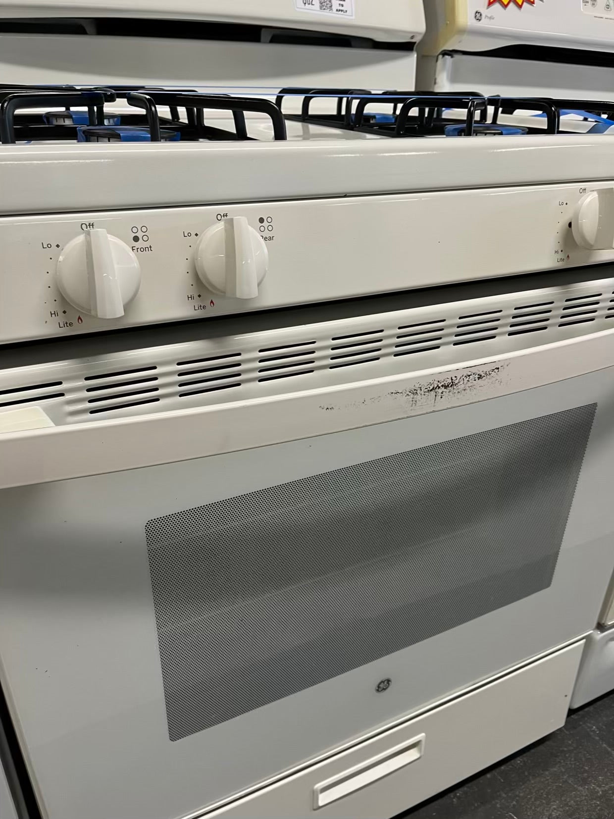 GE Gas range 4 burner bake broil hi/lo in off white Refurbished 30" #GR215WB