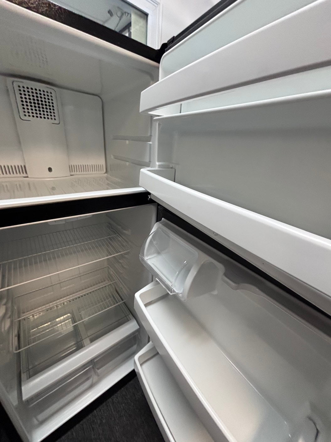 >Hot point  28”top freezer fridge black used-refurbished #HJX13B