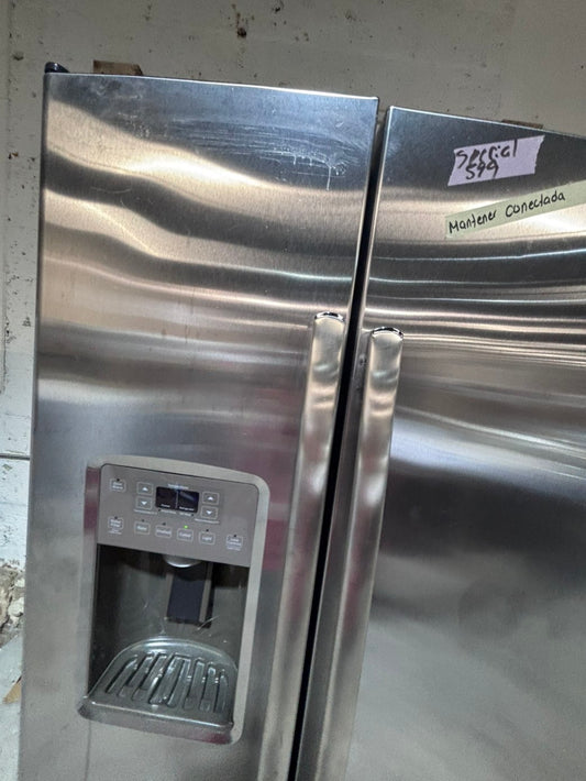 >>36β GE side by side Refrigerator and freezer stainless steel w/ice water dispenser 36β #AR243B