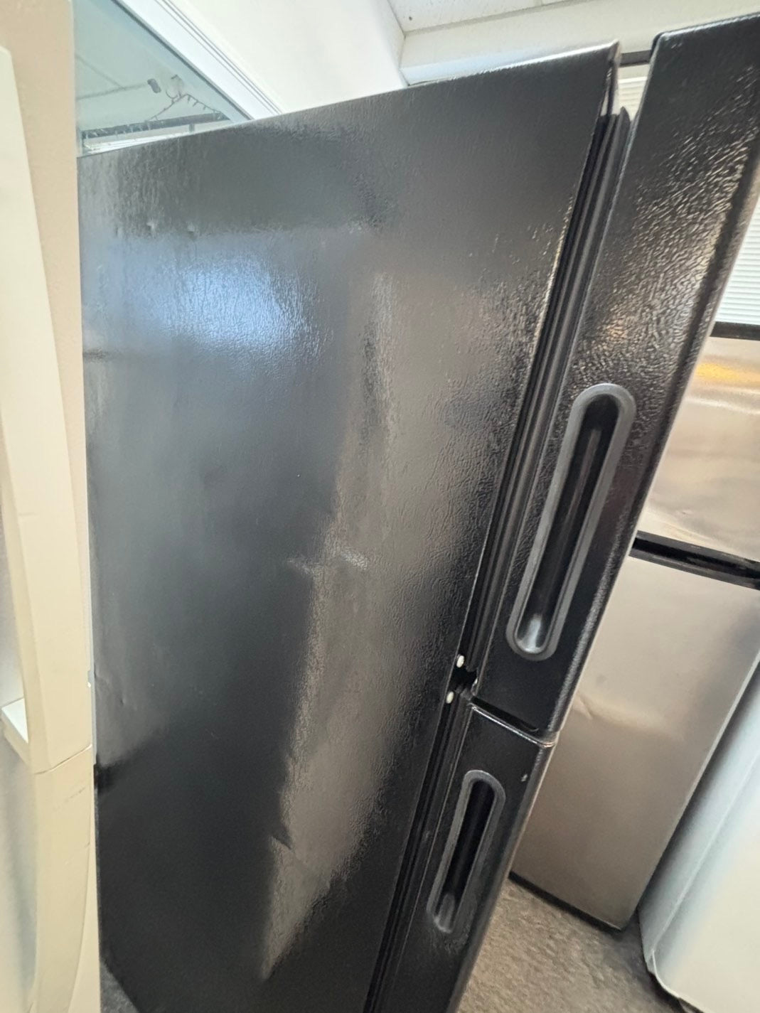 >Hot point  28”top freezer fridge black used-refurbished #HJX13B