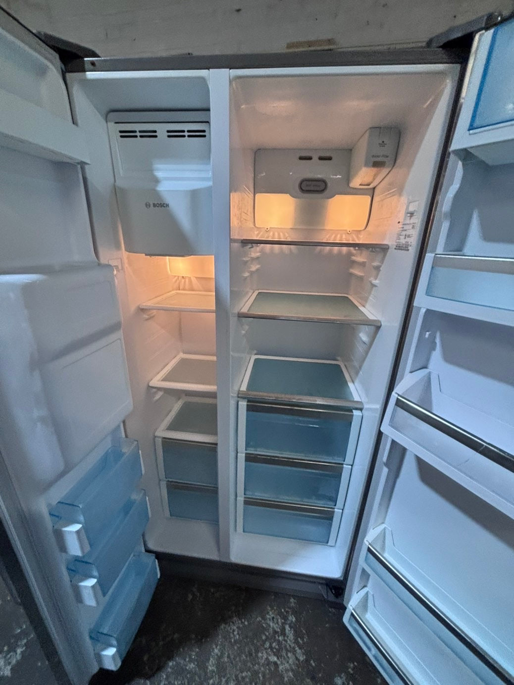 >*36”Bosch counter depth side by side doors  fridge stainless steel color  (ice maker  doesn’t work) only water 💦 dispenser works !doesn’t affect on the others functions. 36” #BS41VWB