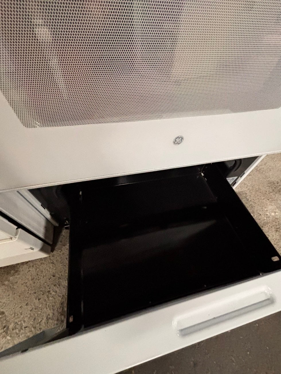 >GE white electric coil top range like new coil 220v bake /Broil 4 burner used-Refurbished  great condition 30" #GRE6H5B