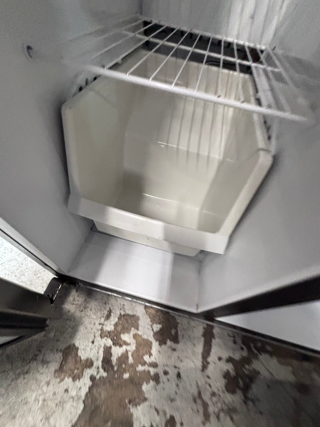 >>36” GE side by side Refrigerator and freezer silver (ice maker & water doesn’t work) doesn’t affect on the others functions.#ARW773B