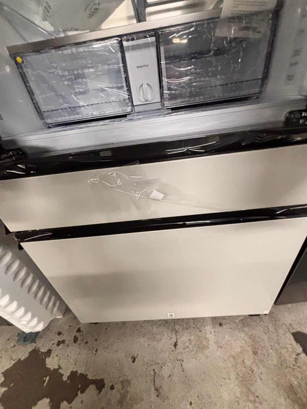 >Bespoke 4-Door French Door Smart Refrigerator, White (29 cu. ft.) Custom Bespoke 4-Door French Door Smart Refrigerator in White Glass features a Dual Ice Maker and Beverage Center with water
#RF29G2YB
