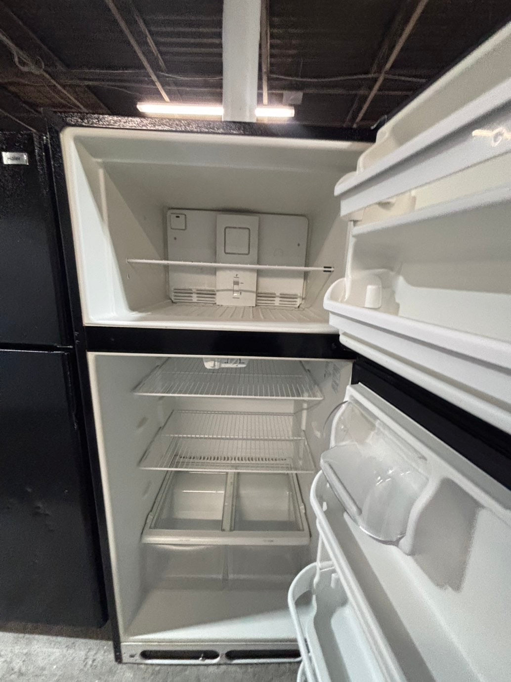 >*special 🔥frigidaire 30”x 66”heigth x 29depth 18cu.ft -top freezer refrigerator black color              -used refurbished 30” #TFB996B