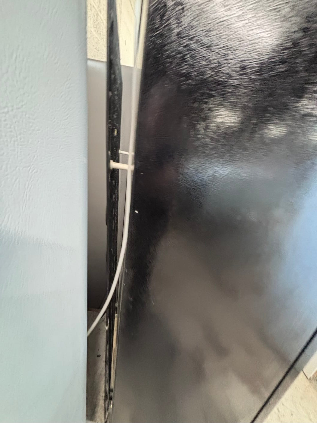 }28”w x 68 1/2h. Whirlpool  top freezer fridge with ice 🧊 maker inside ,black  working 💯  used-refurbished #FT67SRB