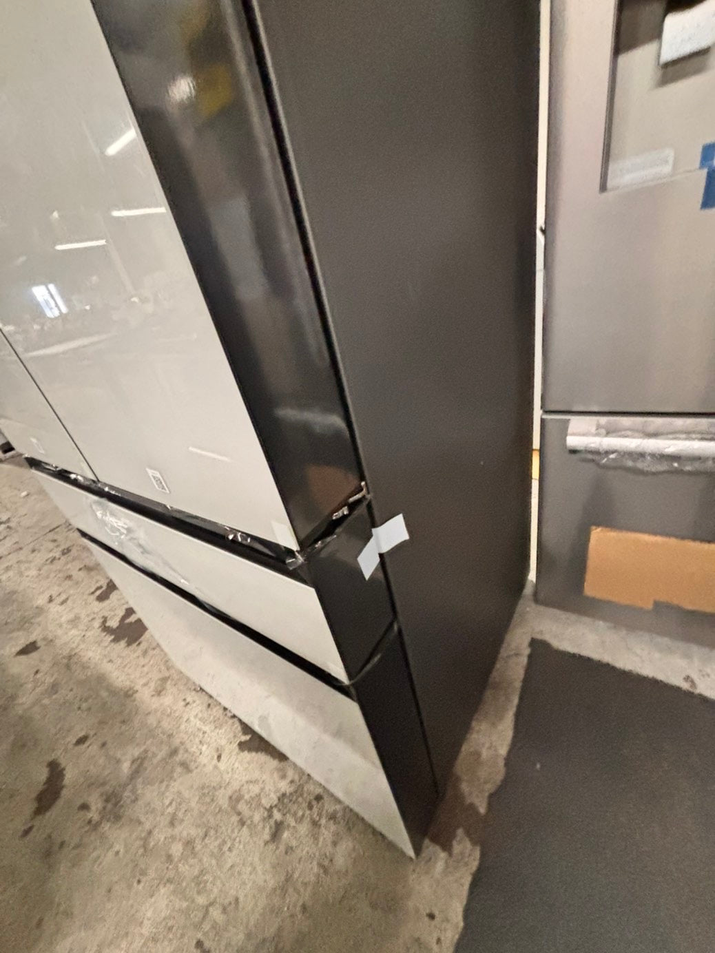 >Bespoke 4-Door French Door Smart Refrigerator, White (29 cu. ft.) Custom Bespoke 4-Door French Door Smart Refrigerator in White Glass features a Dual Ice Maker and Beverage Center with water
#RF29G2YB
