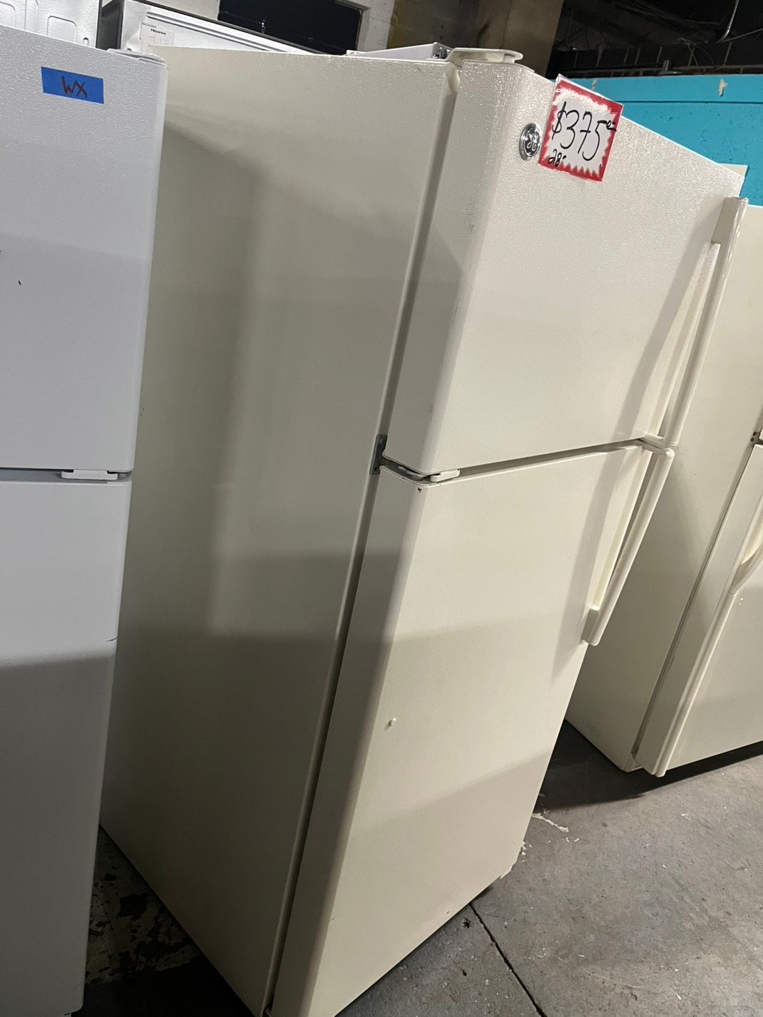 =28”Ge top freezer fridge off white used-refurbished #RFL56BB