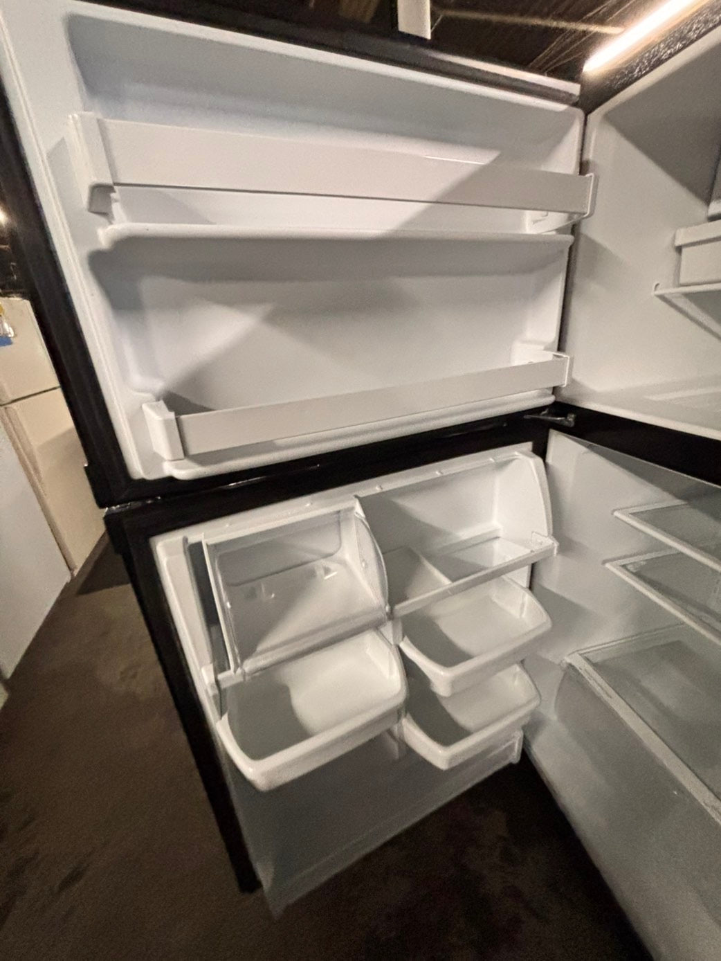 >Special🎈Whirlpool 33” Top freezer fridge with ice maker inside in black  color               used-refurbished #RFW513B