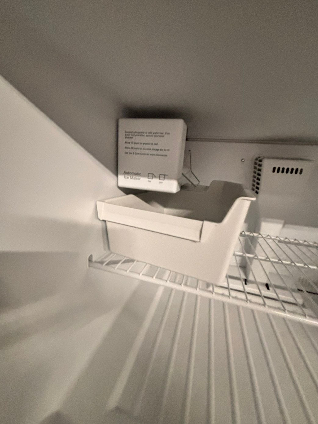 >Special🎈Whirlpool 33” Top freezer fridge with ice maker inside in black  color               used-refurbished #RFW513B