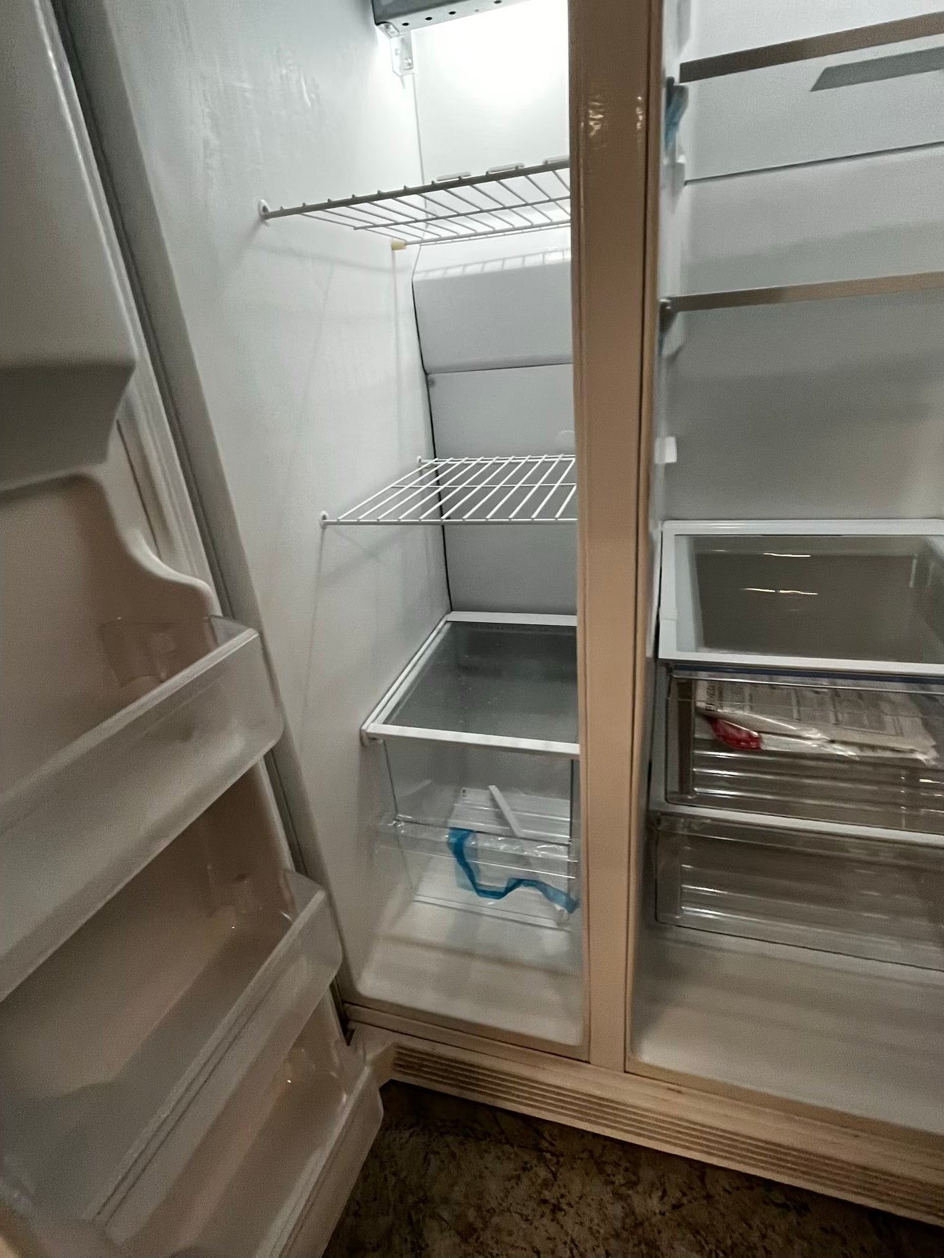 *🎉 Black Friday ⚡️ Frigidaire side by side Refrigerator w/ ice water dispenser  in white gently used - like new 36” #RF93741B