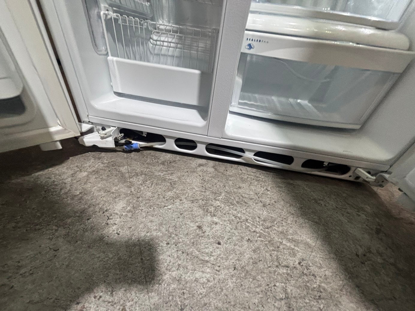 >>36” GE side by side Refrigerator and freezer white  w/ice water dispenser 36” #ARW663B