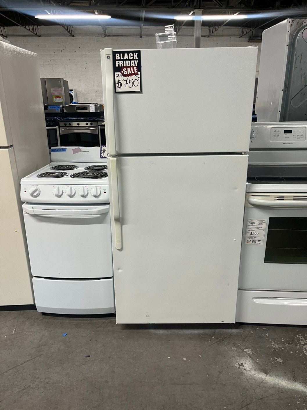 *🔥black Friday sale ‼️package deal 2Pcs set Ge 28” Top freezer fridge 28” wide  & Hotpoint electric coils top electric stove white 20” #RFELC10CB