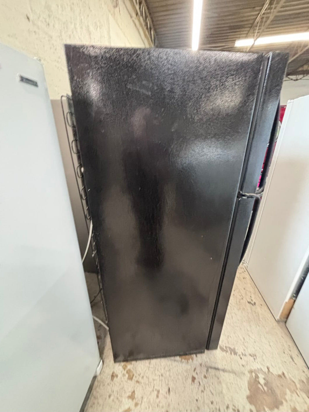 }28”w x 68 1/2h. Whirlpool  top freezer fridge with ice 🧊 maker inside ,black  working 💯  used-refurbished #FT67SRB
