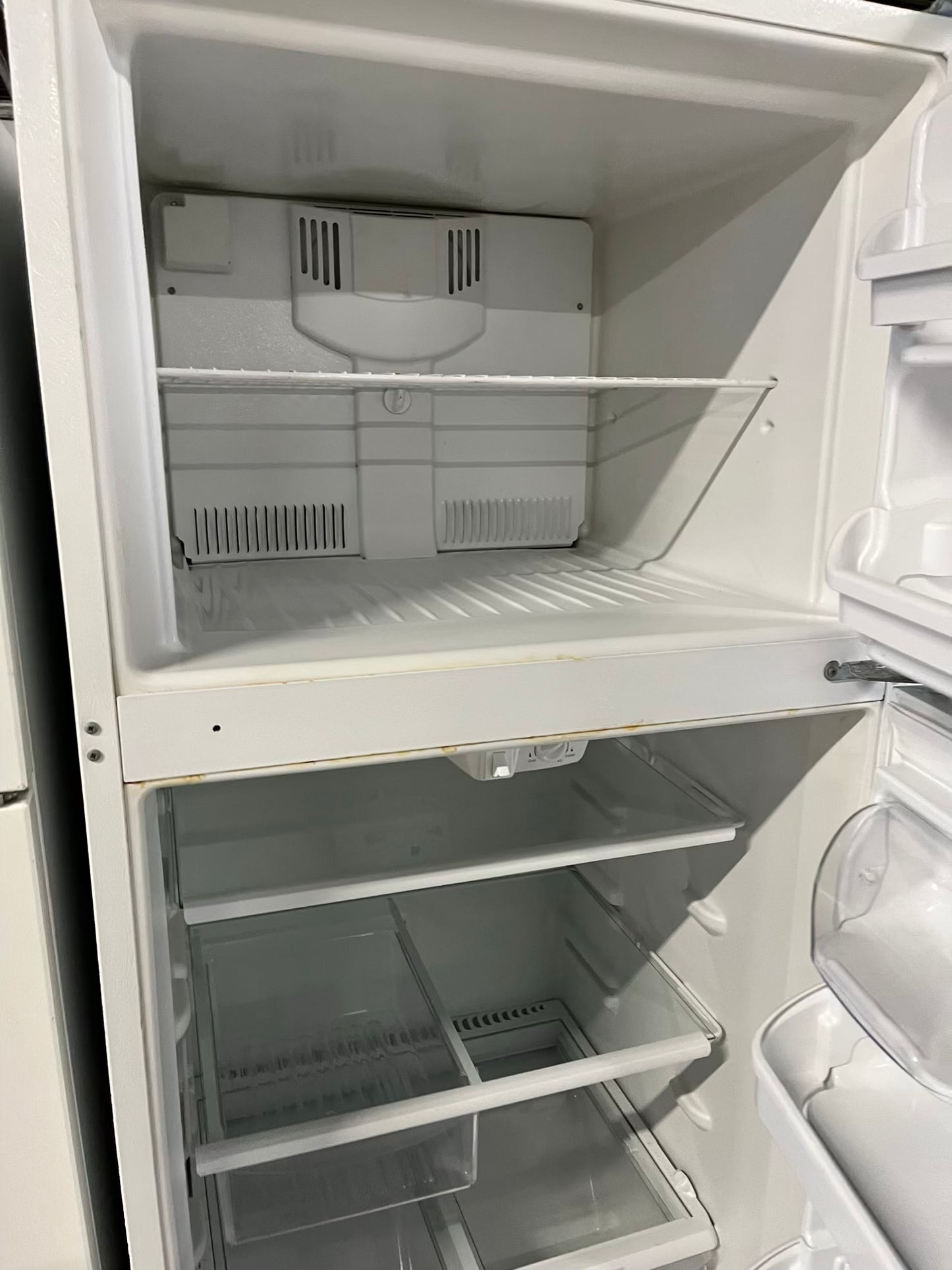 - Frigidaire top freezer Refrigerator in white 30" #RF305NB