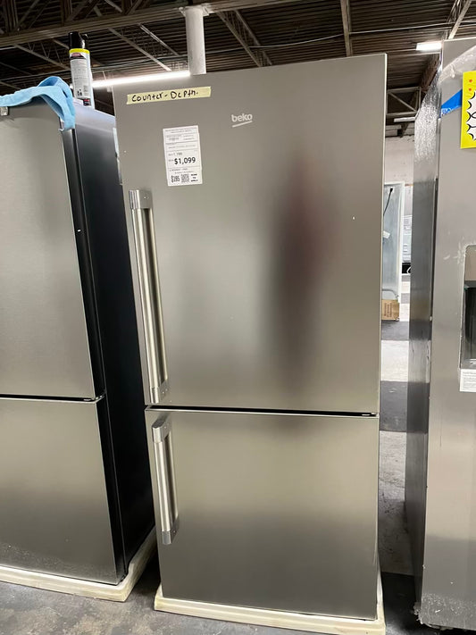 Open Box Beko bottom freezer refrigerator stainless steel w/ ice maker 29" #RF495TB