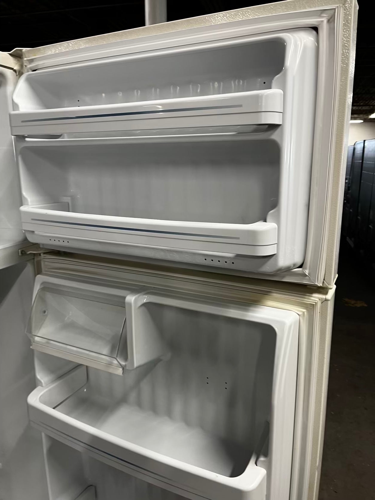 🎄Holiday Sale 🎁 GE top freezer refrigerator in off white used refurbished 28” #RF97352B