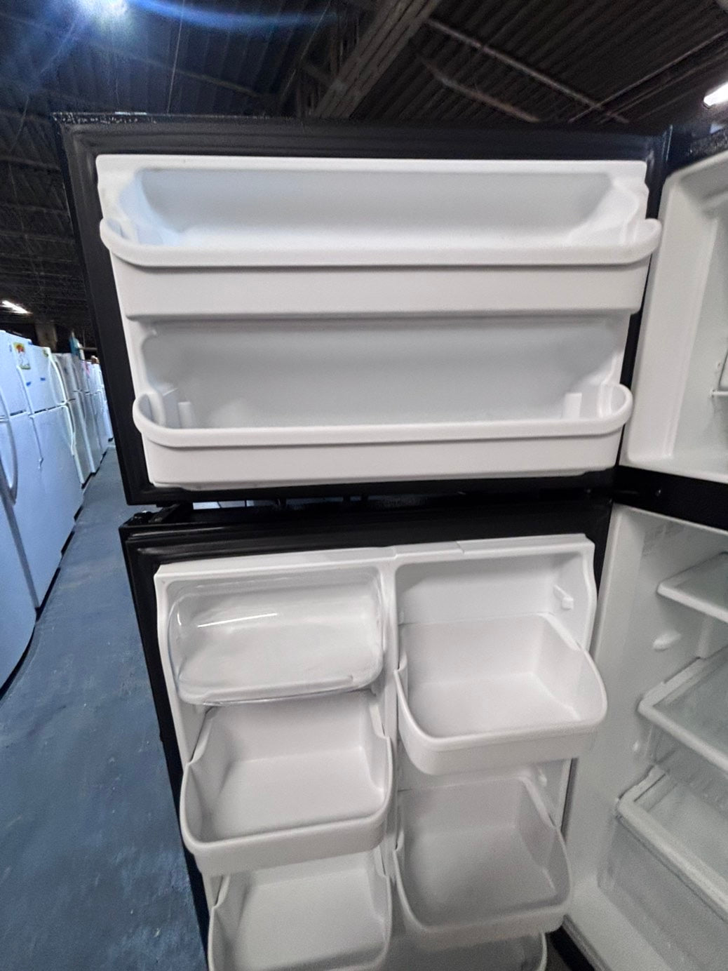 >sale🎈frigidaire  30”18cu.ft -top freezer refrigerator with ice maker black  color    -used refurbished 30” #FF9876B