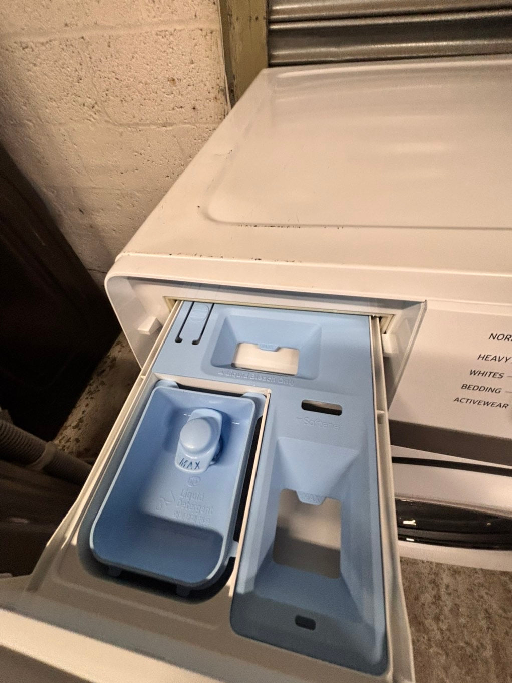 >Samsung white washer 4.5cu. ft. Large capacity, in great condition 27” stackable or side by side  used-refurbished  #SW6RZ4