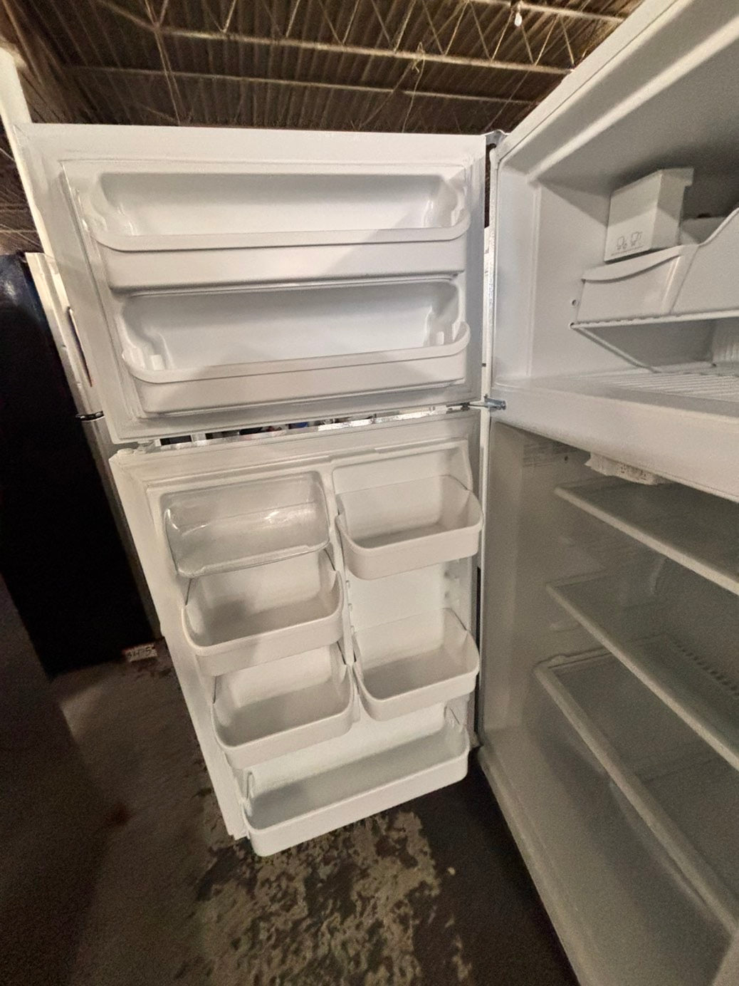 >sale🎈Kenmore 30”18cu.ft -top freezer refrigerator with ice maker inside white color              -used refurbished 30” #PZX2R6B
