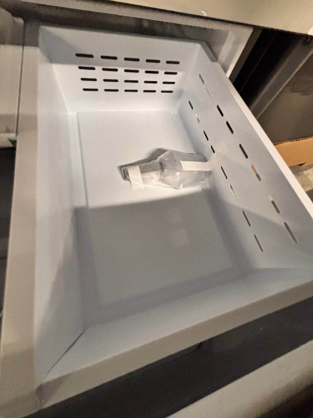 >Bespoke 4-Door French Door Smart Refrigerator, White (29 cu. ft.) Custom Bespoke 4-Door French Door Smart Refrigerator in White Glass features a Dual Ice Maker and Beverage Center with water
#RF29G2YB