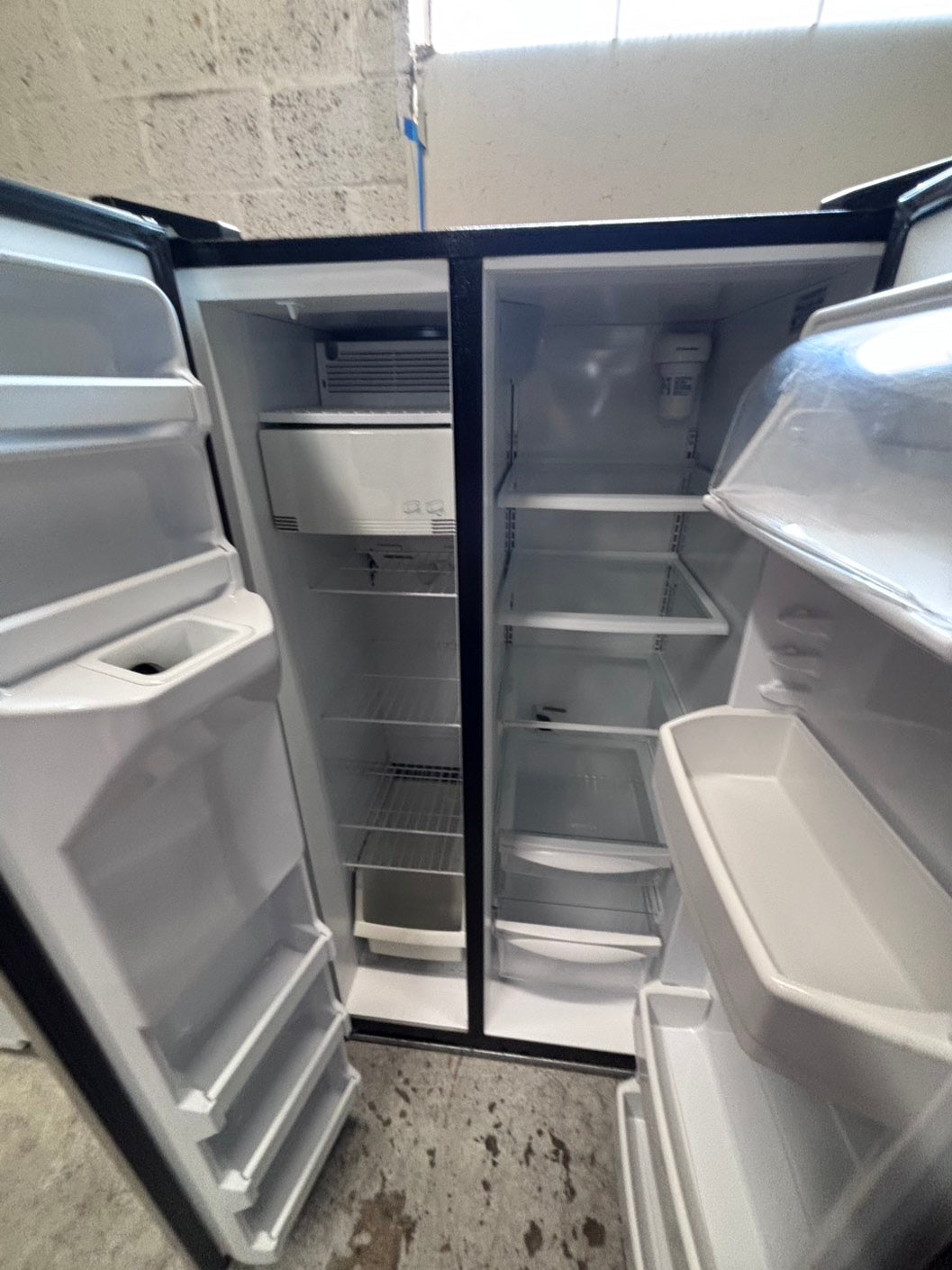 >>36” GE side by side Refrigerator and freezer silver (ice maker & water doesn’t work) doesn’t affect on the others functions.#ARW773B