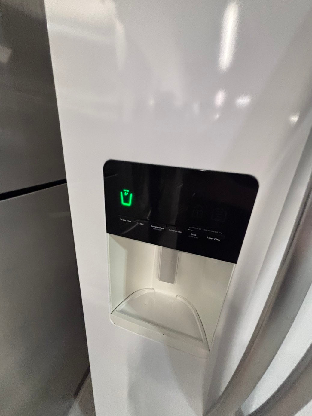 >*36”whirlpool counter depth French doors  fridge white color  (ice maker  doesn’t work) only water 💦 dispenser works !doesn’t affect on the others functions. 36” #WS33WWB