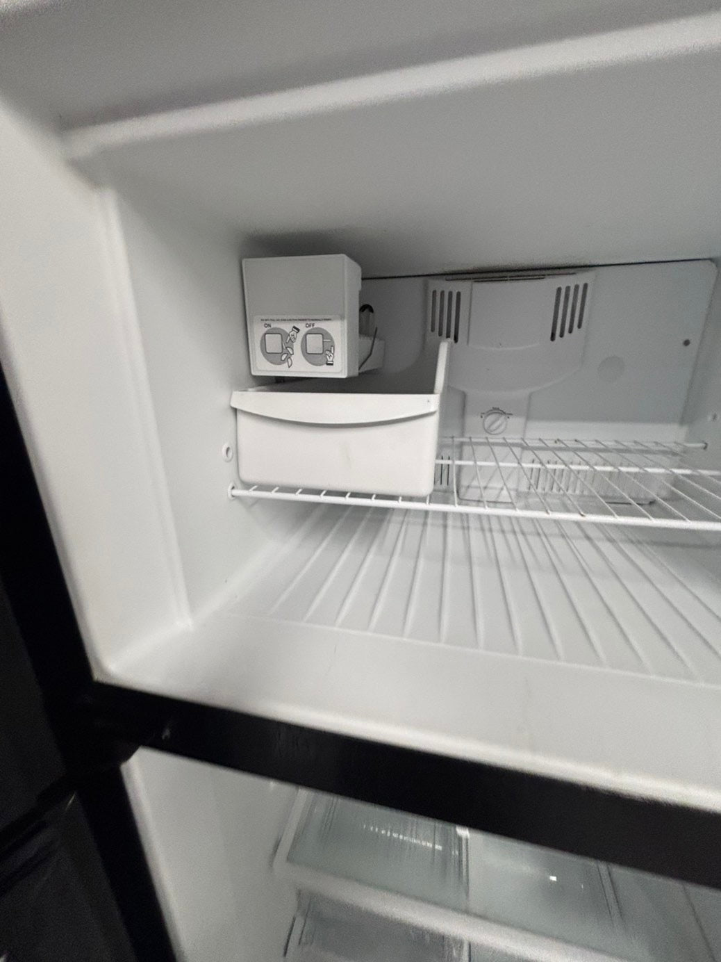 >sale🎈frigidaire  30”18cu.ft -top freezer refrigerator with ice maker black  color    -used refurbished 30” #FF9876B