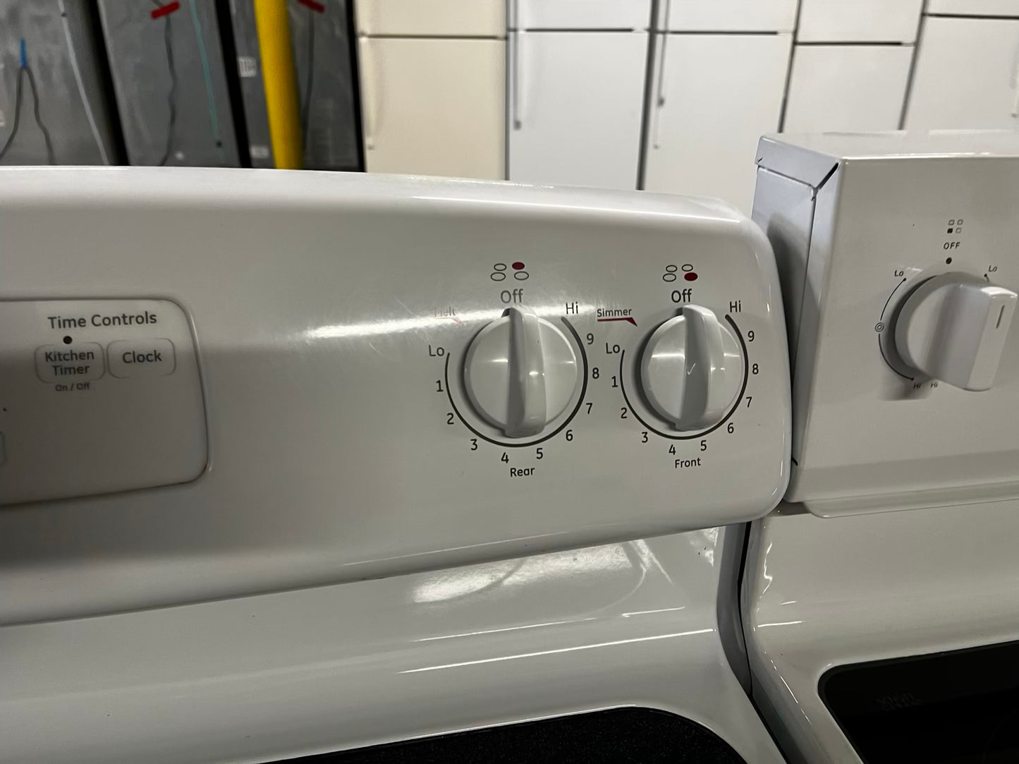 * 🎉 Holidays Sale ⚡️ GE  glass top electric range 220v 4 burner Refurbished in white  bake Broil   30" #ER39A1PB