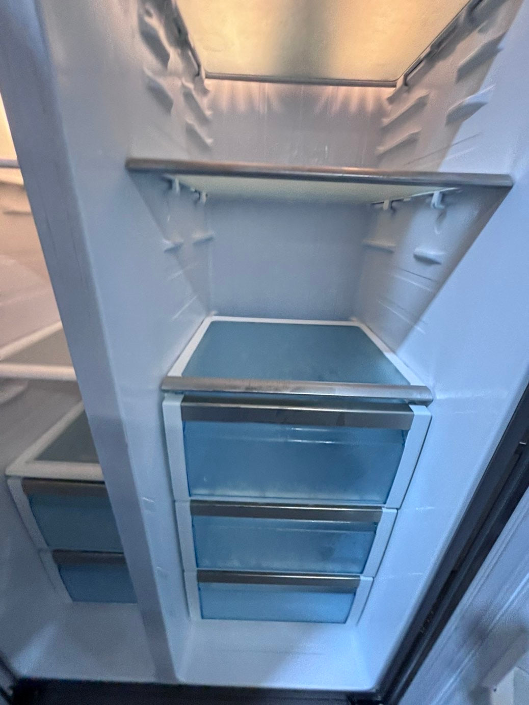 >*36”Bosch counter depth side by side doors  fridge stainless steel color  (ice maker  doesn’t work) only water 💦 dispenser works !doesn’t affect on the others functions. 36” #BS41VWB
