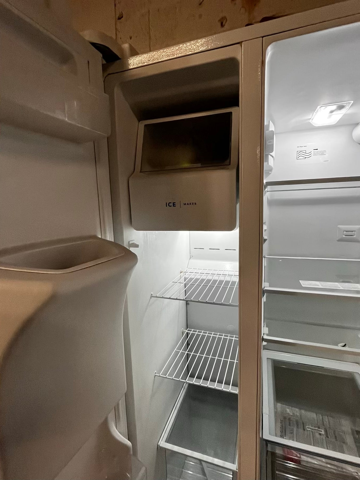 *🎉 Black Friday ⚡️ Frigidaire side by side Refrigerator w/ ice water dispenser  in white gently used - like new 36” #RF93741B