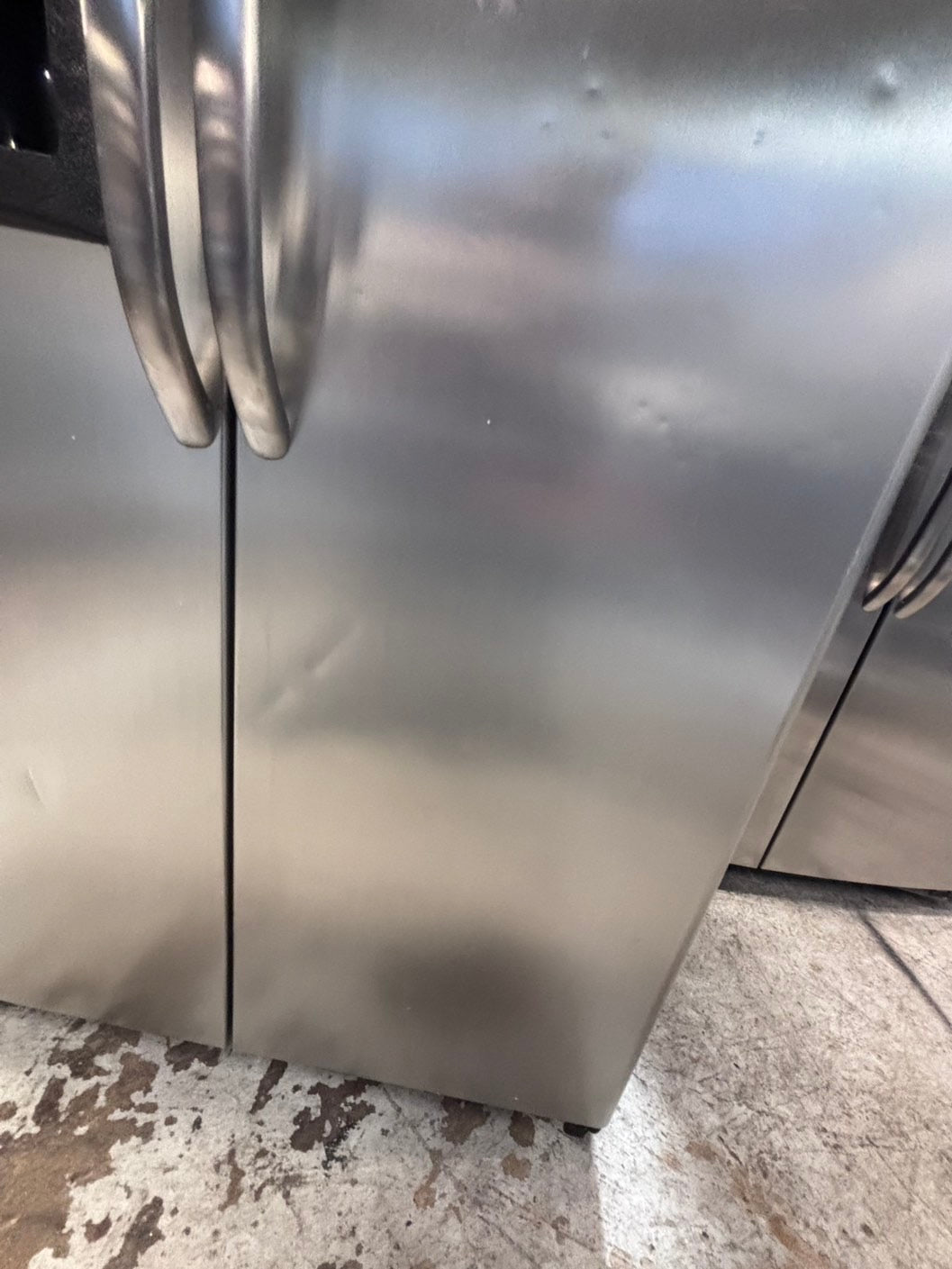 >>36” GE side by side Refrigerator and freezer silver (ice maker & water doesn’t work) doesn’t affect on the others functions.#ARW773B