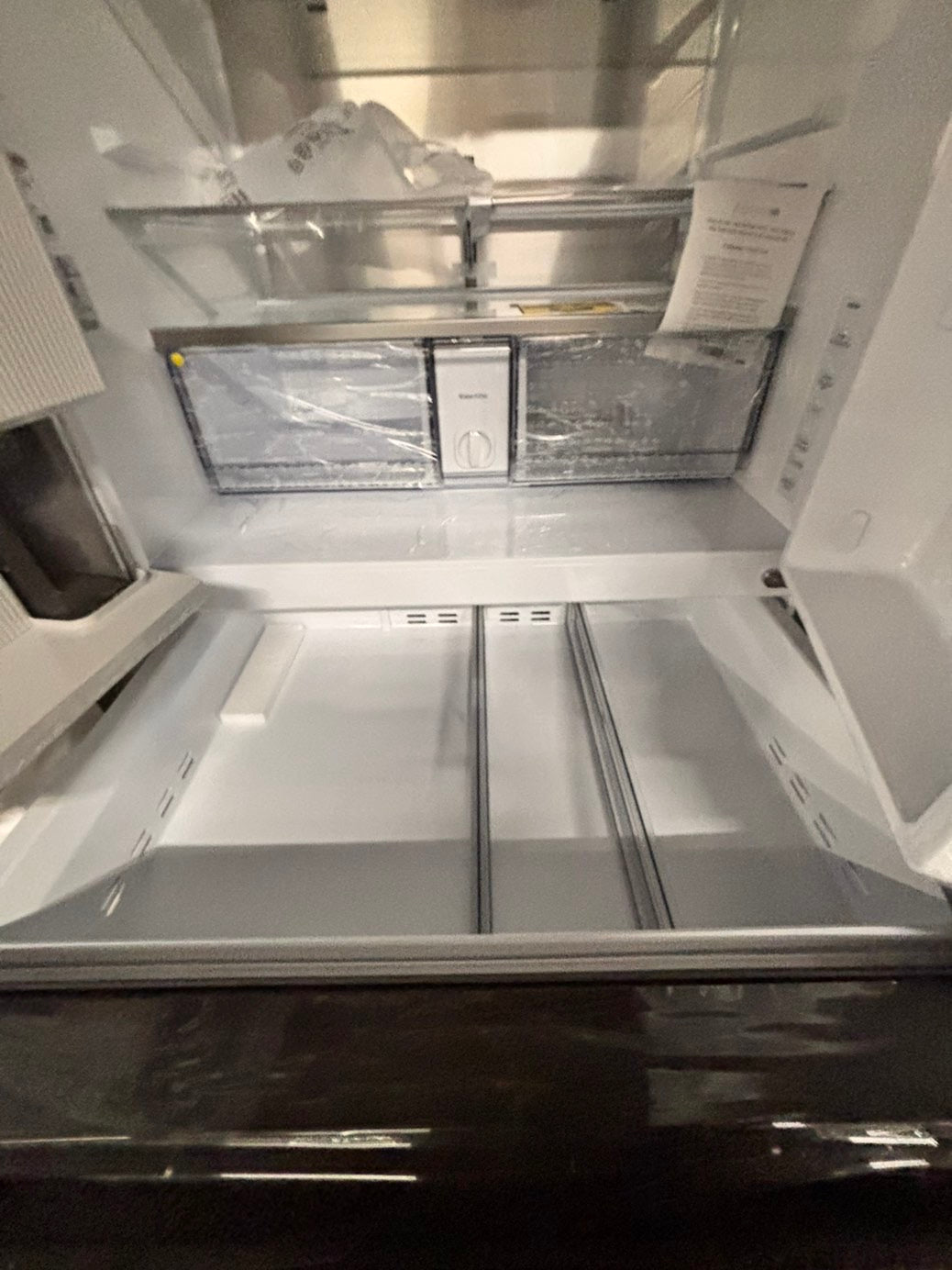 >Bespoke 4-Door French Door Smart Refrigerator, White (29 cu. ft.) Custom Bespoke 4-Door French Door Smart Refrigerator in White Glass features a Dual Ice Maker and Beverage Center with water
#RF29G2YB