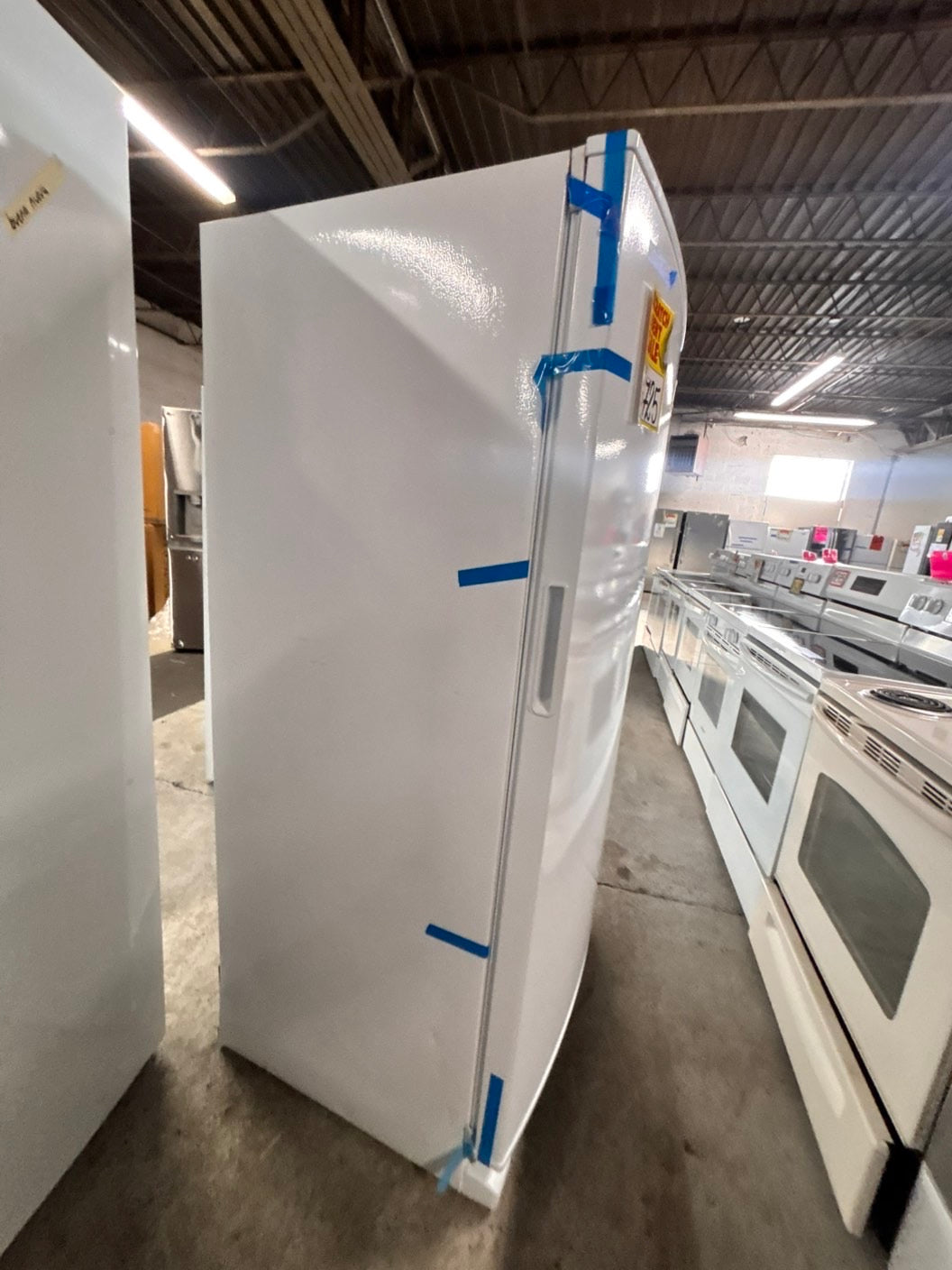Open box 📦 20 cu. ft. Freezer in White with Temperature Alarm and Auto-Close Door, ENERGY STAR #FZG22BB