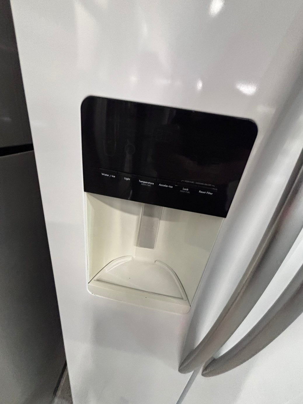 >*36”whirlpool counter depth French doors  fridge white color  (ice maker  doesn’t work) only water 💦 dispenser works !doesn’t affect on the others functions. 36” #WS33WWB