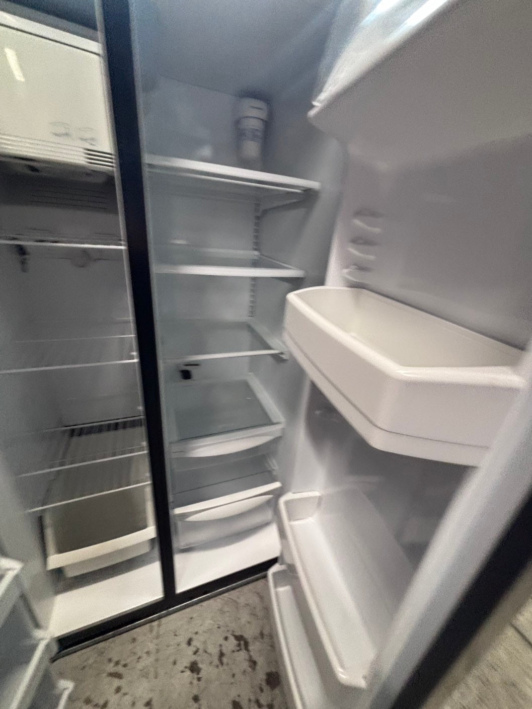>>36” GE side by side Refrigerator and freezer silver (ice maker & water doesn’t work) doesn’t affect on the others functions.#ARW773B