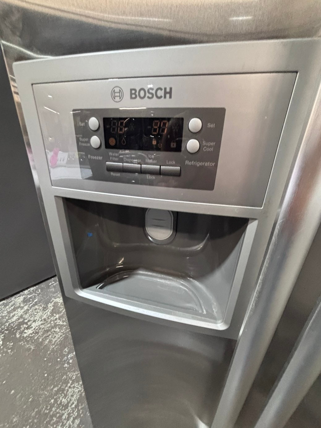 >*36”Bosch counter depth side by side doors  fridge stainless steel color  (ice maker  doesn’t work) only water 💦 dispenser works !doesn’t affect on the others functions. 36” #BS41VWB